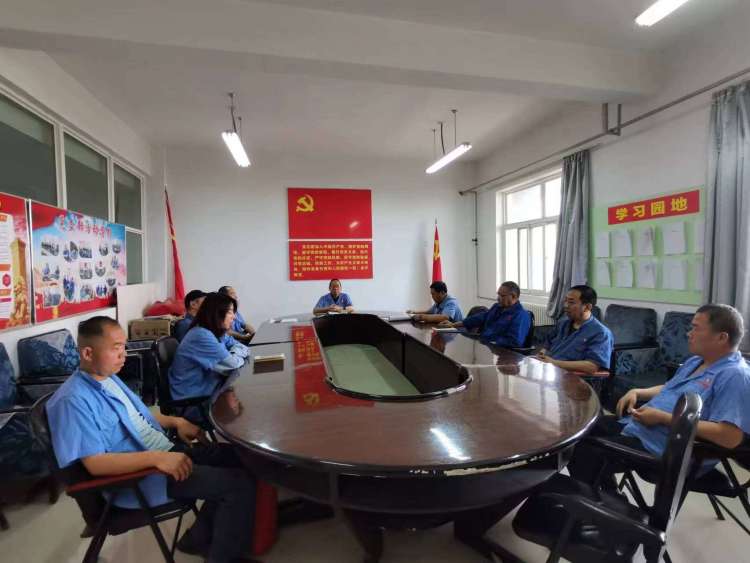 運輸采供黨支部召開黨員大會，組織主題教育集中學習。